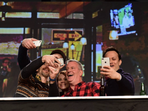 Mayor Bill e Blasio and actors portraying New Yorkers in a bar in Williamsburgh, part of mayor's rebuttal at 2017 Inner Circle Show.